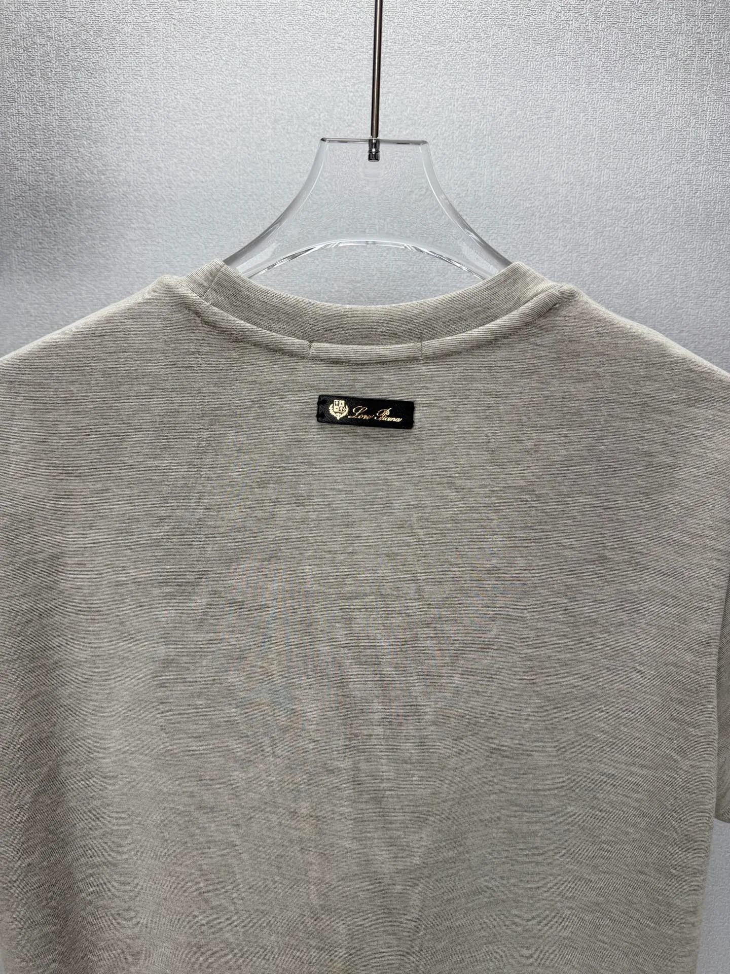Loro Piana 2026New Arrival old money style solid color simple couple style round neck short-sleeved T-shirt High version High version The fabric is made of cotton➕polyester fiber composite material, the whole body is solid color simple and loose fit, the back neck leather letter logo embroidery design is fashionable and individual. Super Versatile and good-looking short-sleeved T-shirt. Very suitable for both men and women. A must-have for everyone. Packaging, tag, collar label, washed wheat, complete👍 Color: Dark Gray, Brown, Light Gray, Cream White Sizes: M-3XL